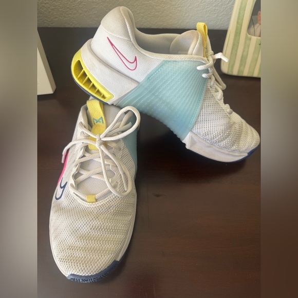Nike Metcon 9 (women’s)White with blue, pink, and yellow Accents - Picture 1 of 5